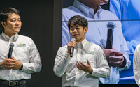 元フィギュア日本代表、小塚崇彦氏がレーサーに…東京オートサロン2018 画像