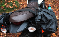 「俺は濡れても荷物は濡らさない」ターポリン素材のバイク用バッグ発売 ドッペルギャンガー 画像