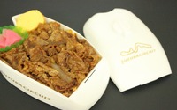 「バイクすき弁当」発売へ、タンク型弁当箱に牛すき丼 鈴鹿ファン感謝デー 画像