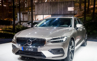 ボルボ V60 新型に2種類のPHV設定…ジュネーブモーターショー2018 画像