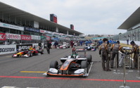 【スーパーフォーミュラ 第0戦】鈴鹿ファン感謝デーおなじみのデモレース、大観衆の前でシーズンの激闘を誓う 画像