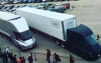 テスラのEVトラック『セミ』、荷物を運ぶ実証テストを開始…バッテリーを輸送 画像