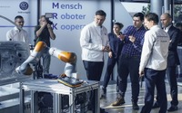 VWが工場でセンサージャケット導入へ…ロボットを効率的にトレーニング 画像