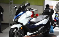 ホンダ フォルツァ 新型はパワースクリーン、スマートキー復活…大阪モーターサイクルショー2018 画像