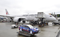 スバルが WRX STI を空輸、JAL機に積み込み…ニュルブルクリンク24時間参戦へ 画像