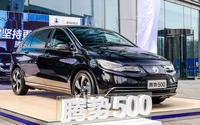 ダイムラーと中国BYD、航続500kmの新型EV発表…最新コネクト採用 画像
