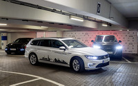 VW、自動駐車のテストを開始…車両が空きスペースを見つける 画像