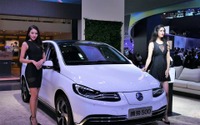 ダイムラーとBYDのEVベンチャー、BクラスベースのEV『500』をアピール…北京モーターショー2018 画像