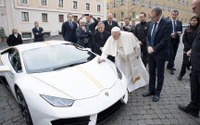ランボルギーニ ウラカン、ローマ教皇が慈善オークションに…新車価格の4倍で落札 画像