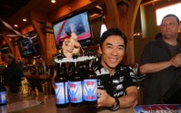 佐藤琢磨ブランドのビールが発売される…自身がバーテンダーでお披露目 画像