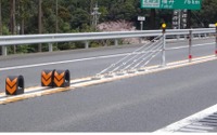 暫定二車線の高速道路にワイヤーロープを本格的に設置 画像