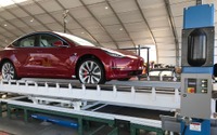テスラ モデル3 にデュアルモーターの高性能モデル、量産第一号車がラインオフ 画像