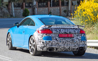鮮やかなブルーあらわに、アウディ TT RS が早くも改良!? 新デザインへ 画像