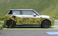 MINI初のEVモデル、充電中を激写!BMW i3 技術を移植 画像