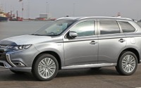 三菱 アウトランダーPHEV、改良新型モデルの第一号車が欧州到着…8月発売へ 画像