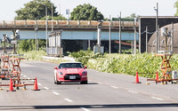 高速走行車両と8Gbpsの超高速通信に成功 ドコモなど3社、28GHz帯対応アンテナで 画像