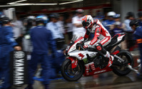 【鈴鹿8耐】6時間経過…セフティーカーと雨で大混乱、終盤はヤマハ・ファクトリーとレッドブル・ホンダとの一騎打ちへ 画像