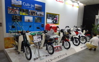 ホンダ、スーパーカブ60周年の記念展示…チキンラーメンなど“仲間”も 画像