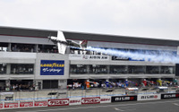 低い! 室屋が富士スピードウェイでアクロバット飛行…SUPER GT 第5戦 画像
