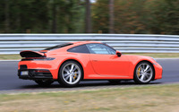 ポルシェ 911 新型「PCCB」装着モデルを確認! オレンジボディが映える 画像