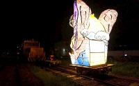 元SMAP香取慎吾のペイント列車を模したねぷたが線路上を走る…津軽鉄道で「慎吾列車ねぷた」 10月13日 画像