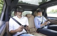 車両の動きにゲームが連動…ポルシェ、後席乗員向けVRエンターテインメント開発 画像