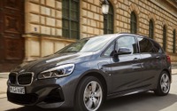 BMW 2シリーズ PHV、EVモードの航続25%増加…改良モデルを欧州発売へ 画像