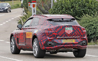 アストンマーティン初のSUV「DBX」、自社製V12エンジン搭載の噂も…最新スクープ 画像