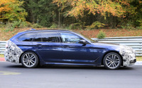 BMW 5シリーズ セダン&ツーリング 改良モデル、目玉は新グレード「545e xDrive」 画像