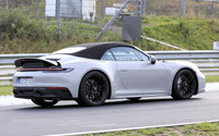 ポルシェ 911GTSカブリオレ 新型、翼を広げニュル快走…クーペと同時発表か 画像