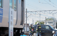 震度6弱の地震が発生、電車と自動車が衝突---西武鉄道が総合復旧訓練を実施 画像