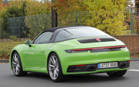 紅葉に映えるグリーンのボディ…ポルシェ 911タルガ 新型、デビュー直前の姿をスクープ 画像