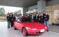 マツダ、初代 ロードスター レストアサービスの5台目を納車…フルレストアとクリア塗装で生まれ変わる 画像