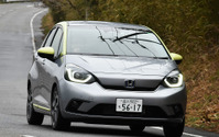 【ホンダ フィット 新型試乗】余裕、スムーズさでは「e:HEV」が1枚上手…島崎七生人 画像