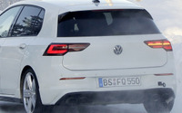 流れるウィンカーが点滅！VW ゴルフR 新型、333馬力で豪雪を走る 画像