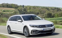 VW パサート PHV 改良新型、受注が従来型の5倍増に…ドイツ 画像