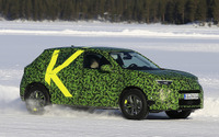 日本市場投入の可能性は…フランスのDNA受け継いだオペルの小型SUV「モッカX」を激写 画像