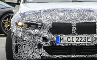 BMW 3シリーズ のフルEV版、最新プロトタイプを激写…キドニーグリルの形状は? 画像