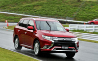 三菱 アウトランダーPHEV、後側方・後退時車両検知警報システムを全車標準化 画像