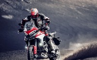 ドゥカティ、ムルティストラーダV4 新型を発表…新V4エンジンは170馬力 画像