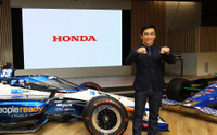 インディ500で2勝目達成の佐藤琢磨、2台の優勝車の前で“凱旋報告” 画像