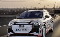 アウディ『Q4 e-tron』、プロトタイプの写真…最新「バーチャルコックピット」採用 画像