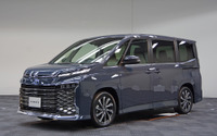 【トヨタ ヴォクシー 新型】キーワードは「先鋭・独創」前後ライトが怪しく光る［写真43枚］ 画像