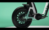 「eバイク」と原付のハイブリッドを市販化へ、ヤマハ電動モビリティの新戦略…電動スクーター『NEOS』予告も 画像