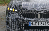 より鋭くワイドに？ BMW『5シリーズ』次期型のグリル＆ヘッドライトが見えた 画像