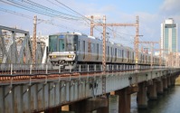 駅間立ち往生で16人を救急搬送…JR西日本「列車から降りていただくことに躊躇した」 画像