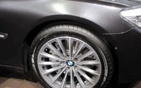 【BMW 7シリーズ 新型発表】4輪操舵システムで小回りスイスイ 画像
