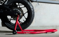 バイクの洗車&メンテナンスを楽に、耐荷重200kgの「メンテナンススタンド」発売 画像
