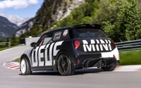 MINI、ニュル24時間レースに参戦準備完了! 新デザインの「JCW」で走る 画像