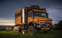 メルセデスベンツの万能車『ウニモグ』がキャンピングカーに! 数日間の自給自足が可能 画像